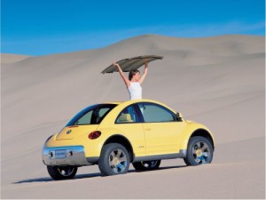 Volkswagen New Beetle Dune 2000 - woman removes sunroof